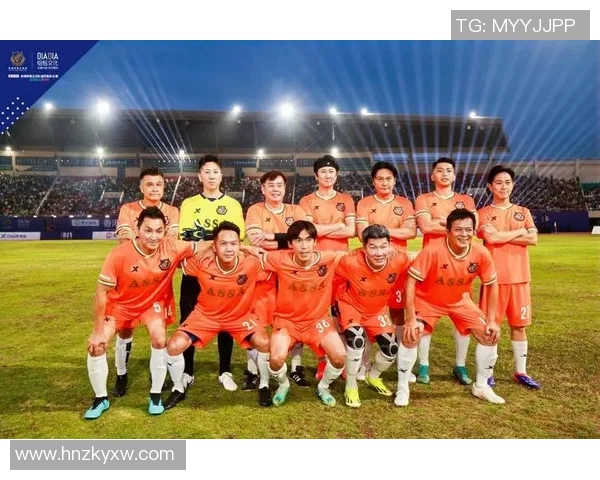 闪耀绿茵场的魅力风采戴项链的足球明星们展现个性与时尚